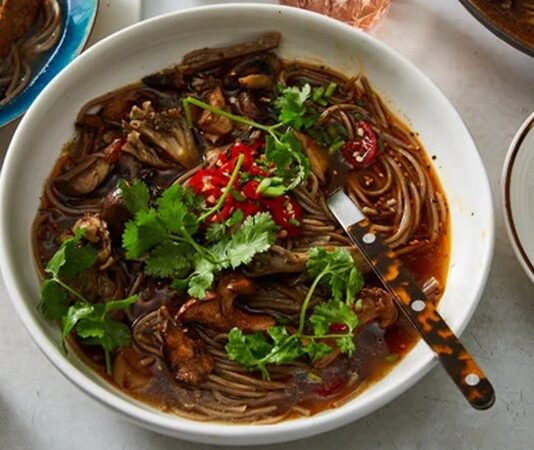 Mantarlı noodle çorbası, hem doyurucu hem de pratik bir yemek seçeneği arayanlar için ideal bir tarif olarak öne çıkıyor. Taze mantar ve noodle kombinasyonu, çorbanın hem besleyici hem de lezzetli olmasını sağlıyor. Mantarlı noodle çorbası, hızlı hazırlanabilirliği sayesinde yoğun yaşam temposuna sahip kişiler tarafından sıkça tercih ediliyor. Bu çorba, hem öğle yemeklerinde hem de akşam sofralarında keyifle tüketilebiliyor ve özellikle mantar severler için vazgeçilmez bir seçenek sunuyor. Konulu bir haber görseli.