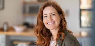 Kadınların yaşamında doğal bir evre olan menopoz, hormonal değişimlerle birlikte birçok fiziksel ve psikolojik etkiyi beraberinde getirir. Bu dönemde doğru beslenme alışkanlıkları kazanmak, hem şikâyetlerin hafiflemesine hem de uzun vadeli sağlığın korunmasına katkı sağlar. menopoz dönemi diyeti, kilo kontrolünden kemik sağlığına, ruh halinden kalp sağlığına kadar geniş bir etki alanına sahiptir. Bu nedenle menopoz sürecinde beslenme, geçici bir önlem değil, sürdürülebilir bir yaşam tarzı olarak ele alınmalıdır. Konulu bir haber görseli.