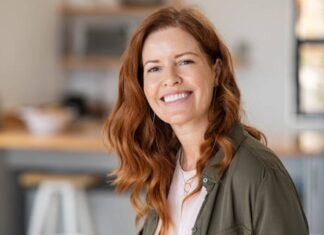 Kadınların yaşamında doğal bir evre olan menopoz, hormonal değişimlerle birlikte birçok fiziksel ve psikolojik etkiyi beraberinde getirir. Bu dönemde doğru beslenme alışkanlıkları kazanmak, hem şikâyetlerin hafiflemesine hem de uzun vadeli sağlığın korunmasına katkı sağlar. menopoz dönemi diyeti, kilo kontrolünden kemik sağlığına, ruh halinden kalp sağlığına kadar geniş bir etki alanına sahiptir. Bu nedenle menopoz sürecinde beslenme, geçici bir önlem değil, sürdürülebilir bir yaşam tarzı olarak ele alınmalıdır. Konulu bir haber görseli.