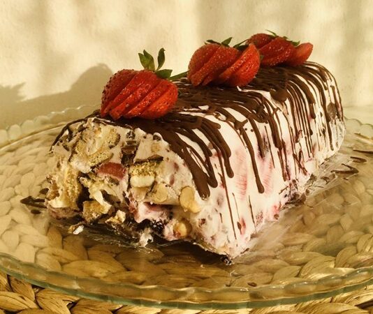 Tatlı kültüründe hem hafifliği hem de görsel çekiciliğiyle dikkat çeken meyveli parfe, son yıllarda geniş bir kitle tarafından tercih edilen modern tatlılar arasında yer alıyor. Özellikle yaz aylarında ferahlatıcı etkisiyle öne çıkan bu tatlı, farklı meyvelerin bir araya gelmesiyle zengin bir tat profili sunuyor. Soğuk servis edilmesi, meyveli parfeyi ağır tatlılardan ayıran en önemli özelliklerden biri olarak görülüyor. Konulu bir haber görseli.