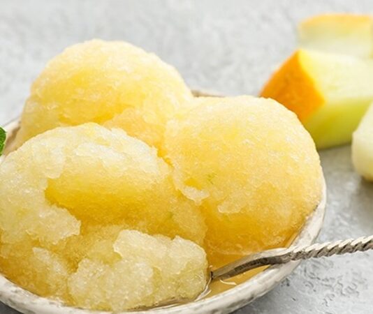 Tatlı dünyasında hafifliği, ferahlatıcı etkisi ve doğal içeriğiyle öne çıkan sorbe, özellikle son yıllarda sağlıklı beslenme ve doğal tatlı arayışlarının artmasıyla yeniden popülerlik kazanmış durumda. Dondurma ile sıkça karıştırılan ancak içerik ve üretim açısından ondan ayrılan sorbe, süt ve süt ürünü içermemesiyle dikkat çekiyor. Meyve, su ve şekerin dengeli birlikteliğinden oluşan bu özel tatlı, hem gastronomi dünyasında hem de günlük tüketimde kendine sağlam bir yer edinmiş bulunuyor. Konulu bir haber görseli.