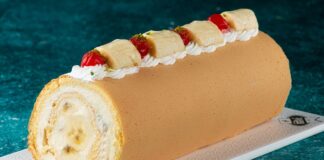 Ev yapımı tatlılara olan ilgi her geçen gün artarken, hem pratik hazırlanışı hem de hafif yapısıyla muzlu rulo pasta yeniden gündemin üst sıralarına çıkıyor. Özellikle evde yapılan pastalara yönelimin arttığı bu dönemde, klasik yaş pastalara alternatif olarak görülen bu tatlı, hem sunumuyla hem de lezzetiyle dikkat çekiyor. Yumuşak pandispanya dokusu, muzun doğal aroması ve hafif kremasıyla öne çıkan muzlu rulo pasta, çay saatlerinden özel davetlere kadar geniş bir kullanım alanına sahip. Konulu bir haber görseli.