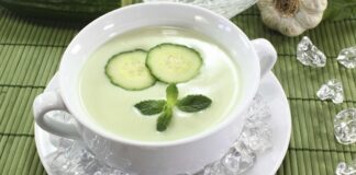 Naneli salatalık çorbası, yaz aylarında sofraların en hafif ve ferahlatıcı seçeneklerinden biri olarak öne çıkıyor. Taze salatalık ve nane ile hazırlanan bu çorba, hem lezzetli hem de besleyici bir başlangıç sunuyor. Naneli salatalık çorbası, yoğurt ve baharatlarla birleştiğinde sofralarda renk ve aroma katıyor. Özellikle sıcak yaz günlerinde hem öğle hem akşam yemeklerinde tercih edilen bu tarif, ferahlatıcı ve sağlıklı bir alternatif olarak dikkat çekiyor. Konulu bir haber görseli.