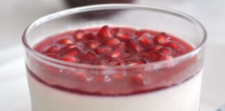 Sütlü tatlılar arasında ferah tadı ve zarif görünümüyle dikkat çeken narlı muhallebi, son yıllarda hem ev mutfaklarında hem de davet sofralarında sıkça tercih edilen tatlılar arasında yer alıyor. Muhallebinin yumuşak ve sade yapısı ile narın kendine özgü aroması birleştiğinde ortaya hem hafif hem de görsel açıdan etkileyici bir lezzet çıkıyor. Özellikle ağır tatlılardan kaçınanların yöneldiği bu tatlı, günün her saatinde rahatlıkla tüketilebiliyor. Konulu bir haber görseli.