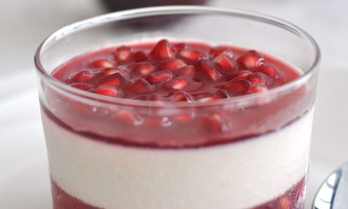 Sütlü tatlılar arasında ferah tadı ve zarif görünümüyle dikkat çeken narlı muhallebi, son yıllarda hem ev mutfaklarında hem de davet sofralarında sıkça tercih edilen tatlılar arasında yer alıyor. Muhallebinin yumuşak ve sade yapısı ile narın kendine özgü aroması birleştiğinde ortaya hem hafif hem de görsel açıdan etkileyici bir lezzet çıkıyor. Özellikle ağır tatlılardan kaçınanların yöneldiği bu tatlı, günün her saatinde rahatlıkla tüketilebiliyor. Konulu bir haber görseli.