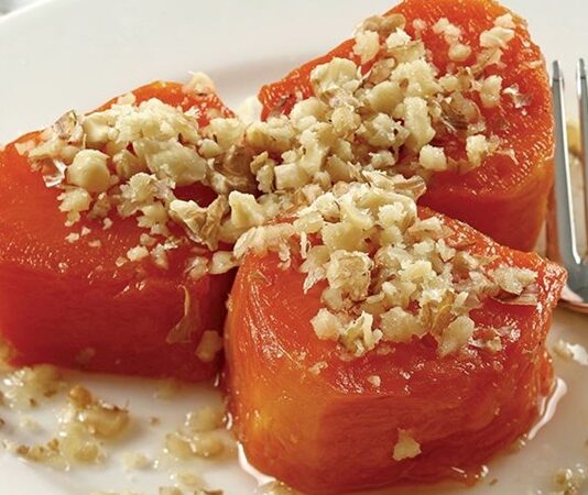 Nevşehir, yalnızca doğal güzellikleriyle değil, aynı zamanda köklü mutfak kültürüyle de öne çıkan şehirlerden biri. Son dönemlerde özellikle Nevşehir kabak tatlısı hem yerli hem yabancı turistlerin dikkatini çekmeye başladı. Bölgenin kendine has ikliminde yetişen kabakların yoğun aroması, tatlının lezzetini farklı bir noktaya taşıyor. Geleneksel yöntemlerle hazırlanan bu tatlı, yöre halkının nesilden nesile aktardığı tariflerle bugün hâlâ yaşatılıyor. Özellikle kış mevsiminde sofraların vazgeçilmez bir parçası haline gelen kabak tatlısı, içerdiği doğal tat ve yumuşacık dokusuyla büyük ilgi görüyor. Konulu bir haber görseli.