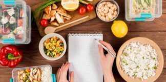 OMAD diyeti, son yıllarda aralıklı oruç ve sade beslenme yaklaşımlarına ilgi duyan bireyler arasında giderek daha fazla konuşulan bir beslenme modeli olarak öne çıkmaktadır. Açılımı “One Meal A Day” olan OMAD, gün içerisinde yalnızca tek bir öğün tüketilmesine dayanan bir sistemi ifade eder. Bu yaklaşım, modern yaşamın karmaşık beslenme alışkanlıklarına karşı daha sade ve kontrollü bir alternatif sunmayı amaçlamaktadır. Konulu bir haber görseli.