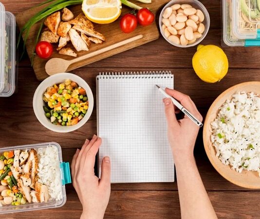 OMAD diyeti, son yıllarda aralıklı oruç ve sade beslenme yaklaşımlarına ilgi duyan bireyler arasında giderek daha fazla konuşulan bir beslenme modeli olarak öne çıkmaktadır. Açılımı “One Meal A Day” olan OMAD, gün içerisinde yalnızca tek bir öğün tüketilmesine dayanan bir sistemi ifade eder. Bu yaklaşım, modern yaşamın karmaşık beslenme alışkanlıklarına karşı daha sade ve kontrollü bir alternatif sunmayı amaçlamaktadır. Konulu bir haber görseli.