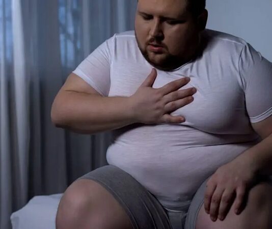 Obezite, günümüzde yalnızca estetik bir sorun olarak değil, ciddi bir halk sağlığı problemi olarak ele alınmaktadır. Yanlış beslenme alışkanlıkları, hareketsiz yaşam tarzı ve düzensiz öğünler, kilo artışını hızlandırırken uzun vadede metabolik hastalıkların gelişimine zemin hazırlar. Bu noktada obeziteye karşı diyet, kilo kontrolünü destekleyen ve genel sağlığı iyileştirmeyi hedefleyen önemli bir beslenme yaklaşımı olarak öne çıkar. Konulu bir haber görseli.