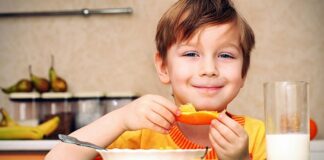 Okul çağı, çocukların hem zihinsel hem de fiziksel gelişiminin hız kazandığı kritik bir dönemdir. Bu süreçte uygulanan okul çağı beslenmesi, yalnızca büyüme ve kilo kontrolü açısından değil, öğrenme kapasitesi, dikkat süresi ve sosyal uyum üzerinde de belirleyici bir rol oynar. Dengeli ve düzenli bir okul çağı beslenmesi, çocukların eğitim hayatındaki başarısını doğrudan etkileyen unsurlar arasında yer alır. Konulu bir haber görseli.