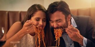 Toplumların yemek kültürü, yalnızca ne yendiğiyle değil, nasıl yenildiğiyle de şekillenir. Bu bağlamda Ortak Tabaktan Yeme, insan ilişkilerinin samimiyetini, güven duygusunu ve paylaşım bilincini yansıtan en eski sofra pratiklerinden biri olarak öne çıkar. Aynı tabaktan yemek yemek, bireyler arasında görünmez bağlar kurar ve sofrayı bir toplumsal etkileşim alanına dönüştürür. Konulu bir haber görseli.