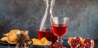 Osmanlıdan Günümüze Uzanan Şerbet Kültürü ve Toplumsal Hafıza Türk mutfak mirasının en zarif ve en köklü unsurlarından biri olan şerbet kültürü, yalnızca bir içecek geleneği değil; aynı zamanda sosyal hayatın, inanç dünyasının ve estetik anlayışın da önemli bir yansımasıdır. Yüzyıllar boyunca saraylardan halk sofralarına, düğünlerden dini merasimlere kadar uzanan bu gelenek, günümüzde yeniden keşfedilerek kültürel bir değer olarak öne çıkmaktadır. Özellikle doğal içeriklere yönelimin artmasıyla birlikte geleneksel şerbetler, modern yaşamda da kendine yer bulmaktadır. Konulu bir haber görseli.