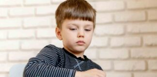 Otizm spektrum bozukluğu, bireyin iletişim, sosyal etkileşim ve davranış alanlarında farklılıklar yaşamasına neden olabilen nörogelişimsel bir durumdur. Her bireyde farklı şekillerde ortaya çıkan bu durum, günlük yaşam alışkanlıklarının da özenle düzenlenmesini gerektirir. Bu noktada otizm dostu diyet, hem fiziksel sağlığı hem de günlük yaşam konforunu destekleyen önemli bir yaklaşım olarak öne çıkar. Konulu bir haber görseli.