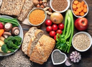 Otoimmün Protokol Diyeti, son yıllarda özellikle bağışıklık sistemiyle ilgili konulara ilgi duyan kişiler arasında öne çıkan beslenme yaklaşımlarından biri olarak değerlendirilmektedir. Modern yaşamın getirdiği stres, düzensiz beslenme ve işlenmiş gıda tüketiminin artması, bu tür diyet modellerine olan ilgiyi artırmıştır. Otoimmün Protokol Diyeti, beslenmenin vücut üzerindeki bütüncül etkilerini merkeze alan bir anlayış sunmaktadır. Konulu bir haber görseli.