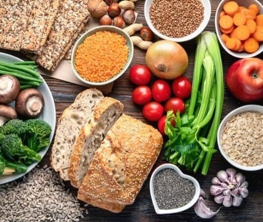 Otoimmün Protokol Diyeti, son yıllarda özellikle bağışıklık sistemiyle ilgili konulara ilgi duyan kişiler arasında öne çıkan beslenme yaklaşımlarından biri olarak değerlendirilmektedir. Modern yaşamın getirdiği stres, düzensiz beslenme ve işlenmiş gıda tüketiminin artması, bu tür diyet modellerine olan ilgiyi artırmıştır. Otoimmün Protokol Diyeti, beslenmenin vücut üzerindeki bütüncül etkilerini merkeze alan bir anlayış sunmaktadır. Konulu bir haber görseli.