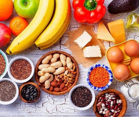 Ovo-vejetaryen beslenme, bitki temelli beslenme modelleri arasında kendine özgü bir konuma sahip olan ve son yıllarda giderek daha fazla ilgi gören bir yaklaşım olarak dikkat çekmektedir. Et ve süt ürünlerinin tüketilmediği, buna karşılık yumurtanın beslenme düzeninde yer aldığı bu model, hem beslenme çeşitliliği hem de etik tercihler açısından önemli bir alternatif sunmaktadır. Ovo-vejetaryen beslenme, hayvansal gıdaları tamamen dışlamak istemeyen ancak bitkisel ağırlıklı bir yaşam tarzını benimsemek isteyen bireyler tarafından tercih edilmektedir. Konulu bir haber görseli.