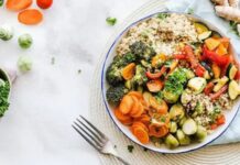 Son yıllarda beslenme alışkanlıklarında dikkat çekici bir dönüşüm yaşanıyor. İşlenmiş gıdalardan uzaklaşma, daha sade ve doğal içeriklere yönelme isteği, birçok insanı farklı beslenme modellerini araştırmaya itiyor. Bu arayışın öne çıkan başlıklarından biri ise paleo yemek anlayışı oluyor. Temelinde insanın avcı-toplayıcı dönemine ait beslenme alışkanlıklarını referans alan paleo mutfağı, modern hayatın karmaşık gıda zincirine karşı sade bir alternatif sunuyor. Konulu bir haber görseli.