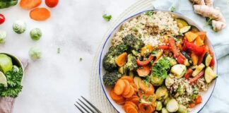 Son yıllarda beslenme alışkanlıklarında dikkat çekici bir dönüşüm yaşanıyor. İşlenmiş gıdalardan uzaklaşma, daha sade ve doğal içeriklere yönelme isteği, birçok insanı farklı beslenme modellerini araştırmaya itiyor. Bu arayışın öne çıkan başlıklarından biri ise paleo yemek anlayışı oluyor. Temelinde insanın avcı-toplayıcı dönemine ait beslenme alışkanlıklarını referans alan paleo mutfağı, modern hayatın karmaşık gıda zincirine karşı sade bir alternatif sunuyor. Konulu bir haber görseli.