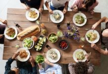 Toplumların ortak değerlerini, dayanışma biçimlerini ve bir arada yaşama kültürünü en açık şekilde yansıtan alanlardan biri sofralardır. Özellikle Paylaşım Sofrası, yalnızca yemek yenilen bir masa değil; insanların birbirini dinlediği, eşitlik duygusunun güçlendiği ve toplumsal bağların kurulduğu bir alan olarak öne çıkar. Bu sofra anlayışı, bireysel tüketim alışkanlıklarının yaygınlaştığı günümüzde yeniden hatırlanan güçlü bir kültürel miras niteliği taşır. Konulu bir haber görseli.