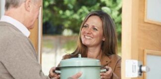 Toplumsal yaşamın en sade ama en güçlü bağlarından biri, komşuya yemek gönderme geleneğidir. Kapı komşusuyla kurulan bu sessiz dayanışma, yalnızca bir tabak yemekle sınırlı değildir; güven, paylaşma ve empati duygusunu da beraberinde taşır. Türk toplumunda yüzyıllardır süregelen bu alışkanlık, zor zamanlarda olduğu kadar sevinçli anlarda da kendini gösterir. Bir tencere yemeğin komşu kapısına bırakılması, sözsüz bir “yanındayım” mesajıdır. Konulu bir haber görseli.