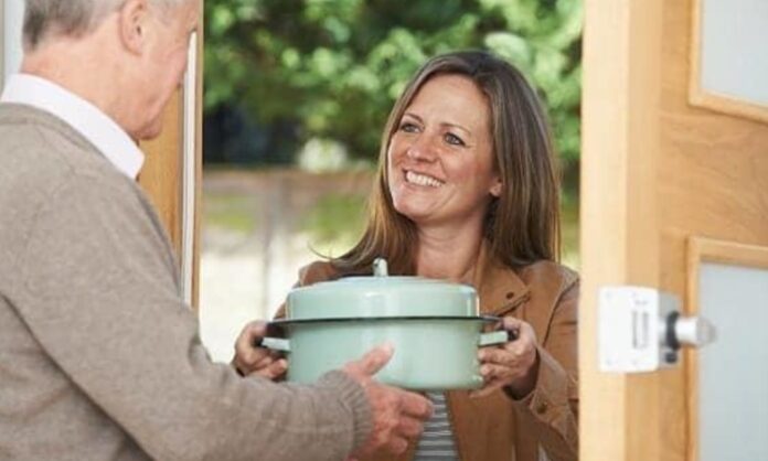 Toplumsal yaşamın en sade ama en güçlü bağlarından biri, komşuya yemek gönderme geleneğidir. Kapı komşusuyla kurulan bu sessiz dayanışma, yalnızca bir tabak yemekle sınırlı değildir; güven, paylaşma ve empati duygusunu da beraberinde taşır. Türk toplumunda yüzyıllardır süregelen bu alışkanlık, zor zamanlarda olduğu kadar sevinçli anlarda da kendini gösterir. Bir tencere yemeğin komşu kapısına bırakılması, sözsüz bir “yanındayım” mesajıdır. Konulu bir haber görseli.