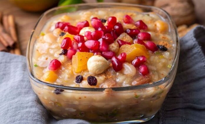 Toplumsal hafızada derin izler bırakan özel günlerden biri olan Aşure Günü, hem dini hem de kültürel yönüyle geniş bir anlam dünyasına sahiptir. Yüzyıllardır sürdürülen bu gelenek, yalnızca bir tatlının hazırlanmasıyla sınırlı kalmaz; paylaşma, dayanışma ve birlikte yaşama kültürünün güçlü bir sembolü olarak öne çıkar. Aşure Günü, farklı inançların ve toplumsal kesimlerin ortak değerlerde buluşabildiği nadir zamanlardan biri olarak kabul edilir. Bu yönüyle aşure, sofranın ötesinde bir anlam taşır. Konulu bir haber görseli.