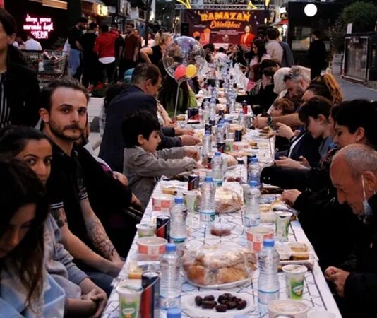 Anadolu’nun köklü kültürel mirası içinde önemli bir yere sahip olan imece sofrası, sadece yemek yenilen bir masa değil, toplumsal dayanışmanın ve paylaşmanın canlı bir simgesidir. Köy yaşamında ortaya çıkan bu gelenek, insanların emeklerini ve sofralarını ortaklaştırdığı güçlü bir birliktelik anlayışını temsil eder. İmece sofrası, bir araya gelmenin, birlikte üretmenin ve birlikte tüketmenin doğal bir sonucu olarak şekillenmiştir. Konulu bir haber görseli.