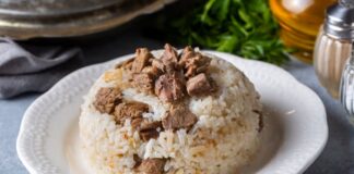 Mevlit yemeği, Türk toplumunda dini ve kültürel hayatın iç içe geçtiği en güçlü geleneklerden biri olarak kabul edilir. Doğum, vefat, kandil geceleri ve çeşitli hayır vesileleriyle düzenlenen mevlitlerde ikram edilen yemekler, yalnızca bir sofra düzeni değil; paylaşma, anma ve dua etme kültürünün somut bir yansımasıdır. Mevlit yemeği, bu yönüyle hem inanç temelli hem de toplumsal dayanışmayı güçlendiren bir gelenek olarak nesiller boyunca yaşatılmaktadır. Konulu bir haber görseli.