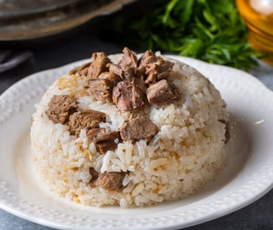Mevlit yemeği, Türk toplumunda dini ve kültürel hayatın iç içe geçtiği en güçlü geleneklerden biri olarak kabul edilir. Doğum, vefat, kandil geceleri ve çeşitli hayır vesileleriyle düzenlenen mevlitlerde ikram edilen yemekler, yalnızca bir sofra düzeni değil; paylaşma, anma ve dua etme kültürünün somut bir yansımasıdır. Mevlit yemeği, bu yönüyle hem inanç temelli hem de toplumsal dayanışmayı güçlendiren bir gelenek olarak nesiller boyunca yaşatılmaktadır. Konulu bir haber görseli.