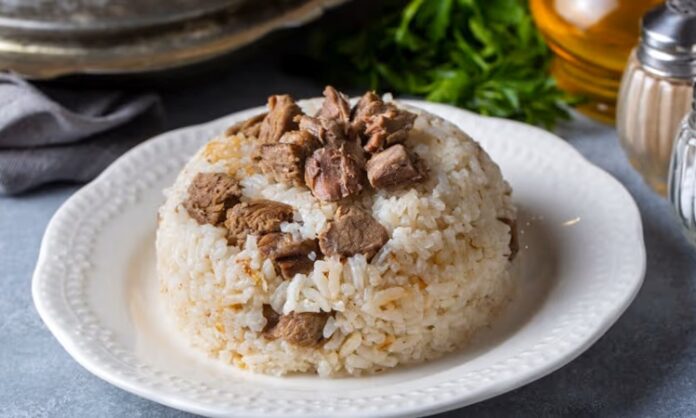 Mevlit yemeği, Türk toplumunda dini ve kültürel hayatın iç içe geçtiği en güçlü geleneklerden biri olarak kabul edilir. Doğum, vefat, kandil geceleri ve çeşitli hayır vesileleriyle düzenlenen mevlitlerde ikram edilen yemekler, yalnızca bir sofra düzeni değil; paylaşma, anma ve dua etme kültürünün somut bir yansımasıdır. Mevlit yemeği, bu yönüyle hem inanç temelli hem de toplumsal dayanışmayı güçlendiren bir gelenek olarak nesiller boyunca yaşatılmaktadır. Konulu bir haber görseli.