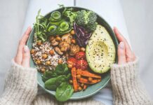 Periyodik Bitkisel Oruç: Sağlık Ve Doğal Yaşam İçin Yeni Trend Son yıllarda periyodik bitkisel oruç, sağlıklı yaşam ve kilo kontrolü arayışında olan bireyler arasında giderek popüler hale geliyor. Bu uygulama, belirli zaman dilimlerinde yalnızca bitkisel besinler tüketmeyi, hayvansal ürünlerden uzak durmayı temel alıyor. Periyodik bitkisel oruç, hem fiziksel sağlık hem de zihinsel denge açısından faydalar sunarken, modern beslenme trendleri arasında dikkat çekici bir konum kazanıyor. Konulu bir haber görseli.