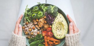 Son yıllarda periyodik bitkisel oruç, sağlıklı yaşam ve kilo kontrolü arayışında olan bireyler arasında giderek popüler hale geliyor. Bu uygulama, belirli zaman dilimlerinde yalnızca bitkisel besinler tüketmeyi, hayvansal ürünlerden uzak durmayı temel alıyor. Periyodik bitkisel oruç, hem fiziksel sağlık hem de zihinsel denge açısından faydalar sunarken, modern beslenme trendleri arasında dikkat çekici bir konum kazanıyor. Konulu bir haber görseli.