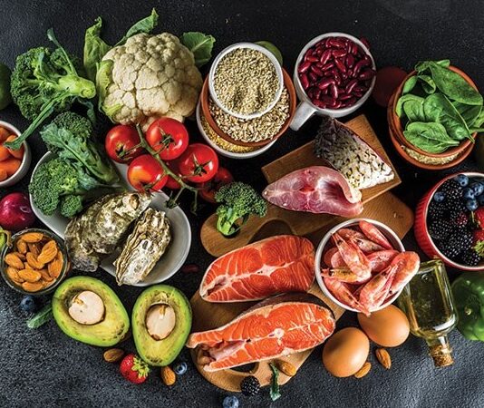 Pesketaryen Beslenme Sağlıklı Yaşam Ve Dengeli Beslenme Arayışında Dikkat Çekiyor Pesketaryen beslenme, son yıllarda klasik vejetaryen beslenme ile et ağırlıklı diyetler arasında bir denge kurmak isteyen bireyler tarafından giderek daha fazla tercih edilmektedir. Et ve kümes hayvanlarının tüketilmediği, buna karşın balık ve deniz ürünlerinin beslenme düzeninde yer aldığı bu yaklaşım, hem sağlık hem de sürdürülebilirlik tartışmalarında sıkça gündeme gelmektedir. Pesketaryen Beslenme, bitkisel ağırlıklı yapısını korurken deniz ürünlerinden gelen besin öğeleriyle çeşitlilik sunan bir beslenme modeli olarak öne çıkmaktadır. Konulu bir haber görseli.