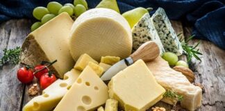 Peynir, tarih boyunca hem yemek kültürü hem de beslenme alışkanlıkları açısından önemli bir yere sahip olmuştur. Farklı süt türlerinden yapılan peynirler, hem lezzet hem de besin değeri açısından sofralarda vazgeçilmez bir öğe olarak kabul edilir. Özellikle Anadolu ve Akdeniz mutfaklarında peynir, yüzyıllardır devam eden bir sofra geleneği olarak nesiller boyunca aktarılmıştır. Konulu bir haber görseli.