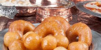 Pişi tatlısı, Anadolu’nun zamana meydan okuyan en geleneksel tatlılarından biri olarak son yıllarda yeniden gündeme geliyor. Özellikle ev yapımı hamur tatlılarına olan ilginin artması, sosyal medyada paylaşılan tarif videoları ve yöresel lezzetlerin popülerleşmesiyle birlikte pişi tatlısı bugün hem klasik sofralarda hem de modern mutfaklarda kendine geniş yer buluyor. Türkiye’nin birçok yöresinde “mayalı tatlı”, “kızarmış hamur tatlısı” gibi isimler altında bilinen pişi, basit malzemelerle hazırlanmasına rağmen oldukça doyurucu ve lezzetli olması sayesinde farklı damak zevklerine hitap etmeyi başarıyor. Bu nedenle son dönemde tatlı tarifleri aramalarında da ciddi bir artış olduğu dikkat çekerken, restoranların menülerinde bile pişinin tatlı versiyonuna yer verildiği görülüyor. Konulu bir haber görseli.