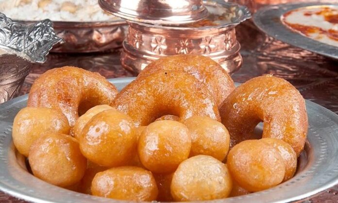 Pişi tatlısı, Anadolu’nun zamana meydan okuyan en geleneksel tatlılarından biri olarak son yıllarda yeniden gündeme geliyor. Özellikle ev yapımı hamur tatlılarına olan ilginin artması, sosyal medyada paylaşılan tarif videoları ve yöresel lezzetlerin popülerleşmesiyle birlikte pişi tatlısı bugün hem klasik sofralarda hem de modern mutfaklarda kendine geniş yer buluyor. Türkiye’nin birçok yöresinde “mayalı tatlı”, “kızarmış hamur tatlısı” gibi isimler altında bilinen pişi, basit malzemelerle hazırlanmasına rağmen oldukça doyurucu ve lezzetli olması sayesinde farklı damak zevklerine hitap etmeyi başarıyor. Bu nedenle son dönemde tatlı tarifleri aramalarında da ciddi bir artış olduğu dikkat çekerken, restoranların menülerinde bile pişinin tatlı versiyonuna yer verildiği görülüyor. Konulu bir haber görseli.