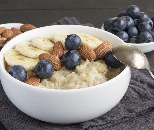 Post-workout beslenme, antrenman sonrasında vücudun toparlanma sürecini desteklemeyi amaçlayan beslenme düzenini ifade eder. Spor sonrasında kaslar yorgun, enerji depoları ise büyük ölçüde boşalmış durumdadır. Post-workout beslenme, bu kayıpların dengeli şekilde yerine konmasını sağlayarak hem performans gelişimini hem de genel vücut sağlığını destekler. Konulu bir haber görseli.