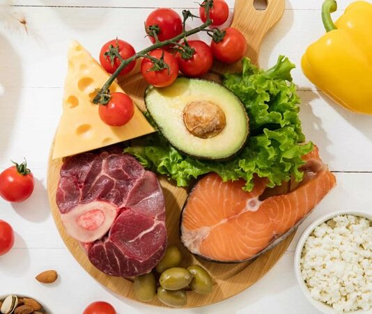 Protein Yüklemesi Kas Gelişimini Destekleyen Beslenme Yaklaşımı Protein yüklemesi, özellikle sporla ilgilenen bireyler arasında sıkça konuşulan ve kas gelişimiyle ilişkilendirilen bir beslenme yaklaşımı olarak öne çıkar. Vücudun temel yapı taşlarından biri olan protein, kas dokusunun korunması ve onarılması açısından büyük önem taşır. Protein yüklemesi, günlük protein ihtiyacının belirli dönemlerde bilinçli şekilde artırılmasını ifade eder ve genellikle yoğun antrenman süreçleriyle birlikte değerlendirilir. Konulu bir haber görseli.