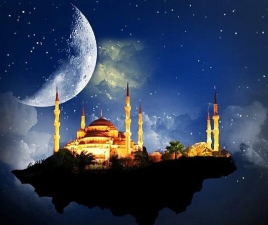 Ramazan ayı, manevi yönünün yanı sıra beslenme düzeninin de köklü biçimde değiştiği özel bir dönem olarak öne çıkıyor. Gün boyu süren oruç, vücudun alışık olduğu yemek saatlerini ve enerji kullanım şeklini farklılaştırıyor. Bu nedenle Ramazan beslenmesi, yalnızca açlığı gidermek değil, aynı zamanda bedeni korumak ve dengeyi sağlamak açısından büyük önem taşıyor. Sahur ve iftar arasında kurulan doğru denge, Ramazan ayının daha zinde ve sağlıklı geçirilmesini mümkün kılıyor. Konulu bir haber görseli.