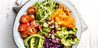 Raw vegan beslenme, son yıllarda doğal yaşam ve bilinçli beslenme arayışında olan bireylerin dikkatini çeken özel bir beslenme yaklaşımı olarak öne çıkmaktadır. Bu beslenme biçimi, hem vegan felsefeyi hem de gıdaların işlenmeden tüketilmesini esas almasıyla klasik bitkisel beslenmeden ayrılmaktadır. Raw Vegan Beslenme, modern yaşamın getirdiği yoğun işlenmiş gıda tüketimine karşı bir tepki niteliği taşımaktadır. Konulu bir haber görseli.