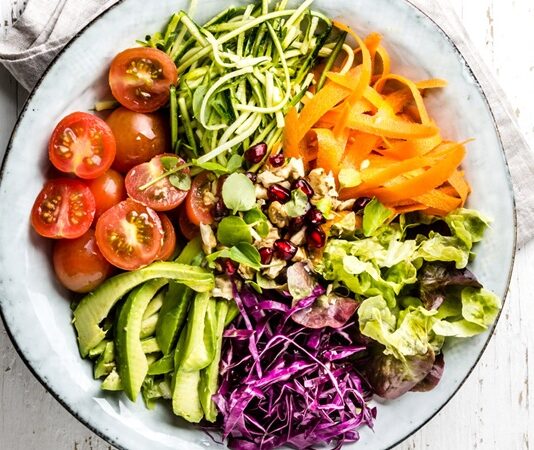 Raw vegan beslenme, son yıllarda doğal yaşam ve bilinçli beslenme arayışında olan bireylerin dikkatini çeken özel bir beslenme yaklaşımı olarak öne çıkmaktadır. Bu beslenme biçimi, hem vegan felsefeyi hem de gıdaların işlenmeden tüketilmesini esas almasıyla klasik bitkisel beslenmeden ayrılmaktadır. Raw Vegan Beslenme, modern yaşamın getirdiği yoğun işlenmiş gıda tüketimine karşı bir tepki niteliği taşımaktadır. Konulu bir haber görseli.