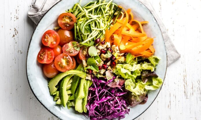 Raw vegan beslenme, son yıllarda doğal yaşam ve bilinçli beslenme arayışında olan bireylerin dikkatini çeken özel bir beslenme yaklaşımı olarak öne çıkmaktadır. Bu beslenme biçimi, hem vegan felsefeyi hem de gıdaların işlenmeden tüketilmesini esas almasıyla klasik bitkisel beslenmeden ayrılmaktadır. Raw Vegan Beslenme, modern yaşamın getirdiği yoğun işlenmiş gıda tüketimine karşı bir tepki niteliği taşımaktadır. Konulu bir haber görseli.