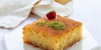 Türk mutfak kültürünün en sevilen şerbetli tatlılarından biri olan revani, hem hafif dokusu hem de kendine özgü aromasıyla yüzyıllardır sofralarda yerini koruyor. Osmanlı döneminde saray mutfağında dahi önemli bir yere sahip olduğu bilinen tatlı, özellikle irmikle hazırlanan yapısı sayesinde diğer tatlılardan farklı bir lezzet profiline sahip. Zaman içerisinde hem Anadolu’da hem de komşu coğrafyalarda benimsenmiş ve farklı tariflerle zenginleştirilmiştir. Bu yönüyle revani, hem tarihi hem de kültürel bir miras niteliği taşır. Konulu bir haber görseli.