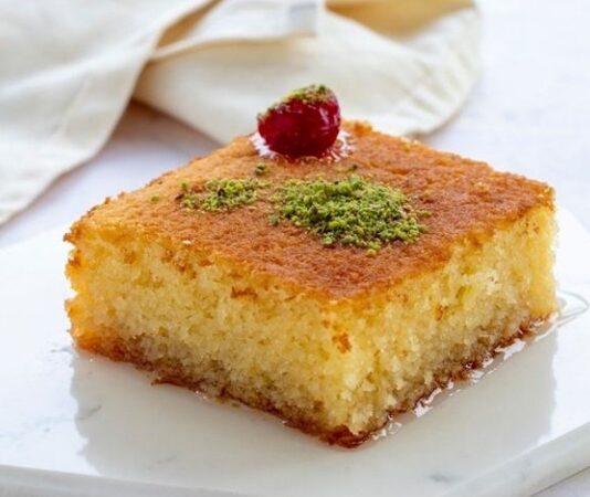 Türk mutfak kültürünün en sevilen şerbetli tatlılarından biri olan revani, hem hafif dokusu hem de kendine özgü aromasıyla yüzyıllardır sofralarda yerini koruyor. Osmanlı döneminde saray mutfağında dahi önemli bir yere sahip olduğu bilinen tatlı, özellikle irmikle hazırlanan yapısı sayesinde diğer tatlılardan farklı bir lezzet profiline sahip. Zaman içerisinde hem Anadolu’da hem de komşu coğrafyalarda benimsenmiş ve farklı tariflerle zenginleştirilmiştir. Bu yönüyle revani, hem tarihi hem de kültürel bir miras niteliği taşır. Konulu bir haber görseli.