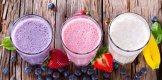 Smoothie diyeti, özellikle yoğun yaşam temposuna sahip bireyler için pratik ve sağlıklı bir beslenme alternatifi olarak öne çıkıyor. Taze meyve, sebze ve süt ürünleri veya bitkisel sütlerle hazırlanan smoothieler, vitamin, mineral ve antioksidan açısından oldukça zengindir. Smoothie diyeti, hem kilo kontrolüne yardımcı olur hem de vücudun ihtiyaç duyduğu besin öğelerini dengeli bir şekilde almasını sağlar. Bu diyet, sağlıklı yaşam bilincini artırmak ve enerji seviyelerini yükseltmek isteyen kişiler arasında popüler bir tercih haline gelmiştir. Konulu bir haber görseli