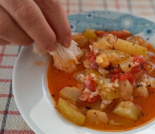 Yemek kültürü, toplumların yalnızca ne yediğini değil, nasıl yediğini de anlatan güçlü bir aynadır. Bu aynanın içinde yer alan Ekmek Banma Geleneği, sade ama derin anlamlar taşıyan bir sofra pratiği olarak dikkat çeker. Bir yemeğin suyuna, sosuna ya da kalan lezzetine ekmek banmak; sadece damak tadıyla ilgili bir alışkanlık değil, aynı zamanda paylaşımın, bereketin ve nimete saygının ifadesidir. Konulu bir haber görseli.