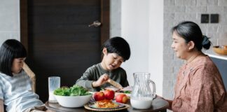 Yemek kültürü, bir toplumun en güçlü hafıza alanlarından biridir ve bu hafızanın merkezinde nesilden nesile tarif geleneği yer alır. Yalnızca karın doyurmayı amaçlamayan bu tarifler, aile içindeki bağları güçlendiren, geçmişi bugüne taşıyan sessiz anlatıcılardır. Bir yemeğin nasıl yapıldığından çok kimden öğrenildiği, hangi ortamda pişirildiği ve hangi sofrada paylaşıldığı önemlidir. Bu nedenle geleneksel tarifler, kültürel aktarımın en somut örneklerinden biri olarak kabul edilir. Konulu bir haber görseli.