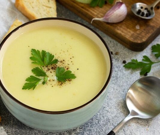 Son yıllarda sağlıklı beslenme trendlerinin artmasıyla birlikte çorbalar, sofraların vazgeçilmez öğünlerinden biri hâline geldi. Özellikle kış aylarında hem hafif hem de doyurucu seçenekler arayanlar için kremalı kabak çorbası, lezzeti ve pratik hazırlanışıyla öne çıkıyor. Kabak ve kremanın birleşimi, çorbaya hem yoğun bir aroma hem de pürüzsüz bir kıvam kazandırıyor. Bu nedenle ev mutfaklarında sıkça tercih edilen tarifler arasında yer alıyor. Konulu bir haber görseli.