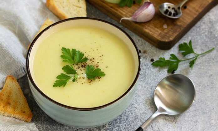 Son yıllarda sağlıklı beslenme trendlerinin artmasıyla birlikte çorbalar, sofraların vazgeçilmez öğünlerinden biri hâline geldi. Özellikle kış aylarında hem hafif hem de doyurucu seçenekler arayanlar için kremalı kabak çorbası, lezzeti ve pratik hazırlanışıyla öne çıkıyor. Kabak ve kremanın birleşimi, çorbaya hem yoğun bir aroma hem de pürüzsüz bir kıvam kazandırıyor. Bu nedenle ev mutfaklarında sıkça tercih edilen tarifler arasında yer alıyor. Konulu bir haber görseli.