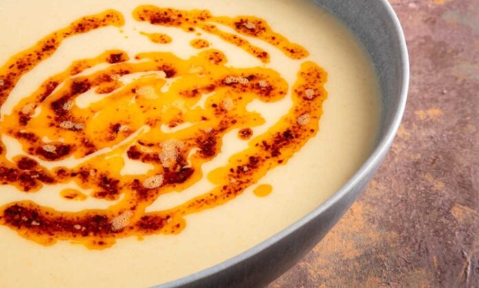 Kış aylarının vazgeçilmezleri arasında yer alan çorbalar, hem besleyici hem de doyurucu öğünler sunuyor. Özellikle kremalı karnabahar çorbası, sağlıklı beslenmeyi ön planda tutanların favori tarifleri arasında bulunuyor. Karnabaharın kendine has tadı, kremanın yumuşak dokusuyla birleştiğinde çorba, hem göz hem de damak zevki açısından tatmin edici bir hal alıyor. Evde kısa sürede hazırlanabilmesi, çorbayı pratik bir öğün hâline getiriyor. Konulu bir haber görseli.